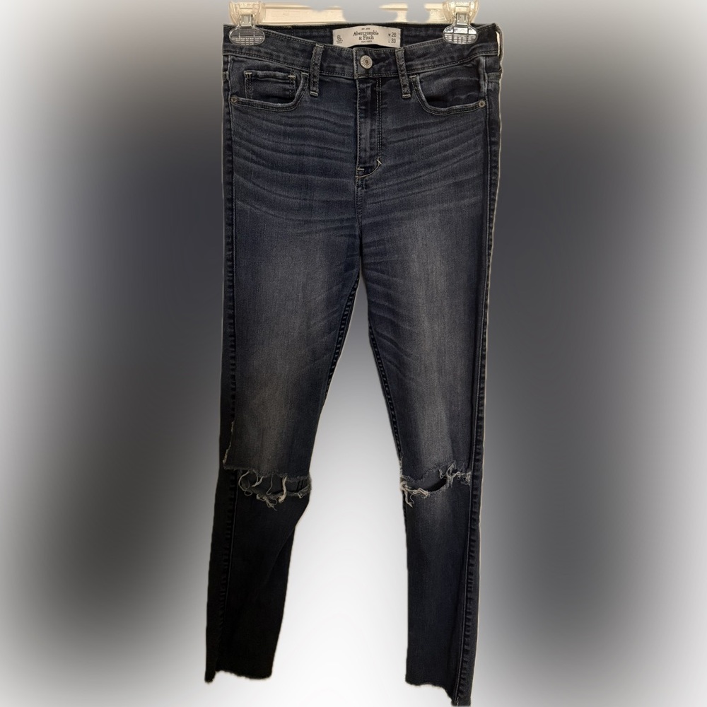 Abercrombie & Fitch Distressed Ankle Jeans in Blue Width 28, Length 33